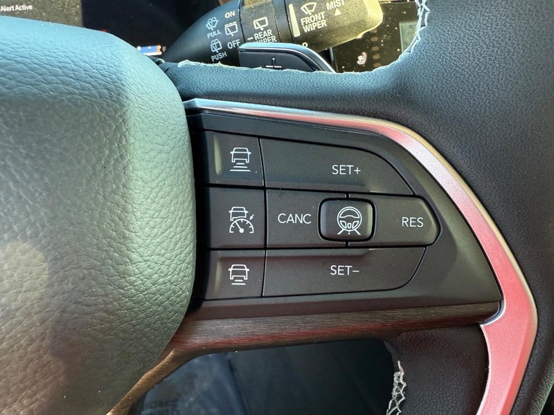 Jeep Grand Cherokee Vehicle Full-screen Gallery Image 22