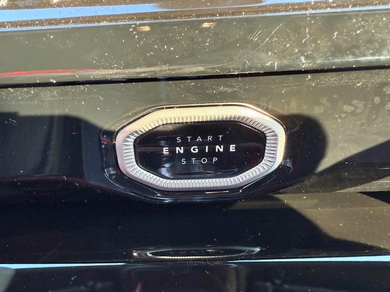 Jeep Grand Cherokee Vehicle Full-screen Gallery Image 23