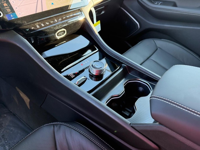 Jeep Grand Cherokee Vehicle Full-screen Gallery Image 26