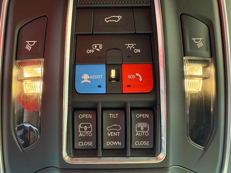 Jeep Grand Cherokee Vehicle Full-screen Gallery Image 28