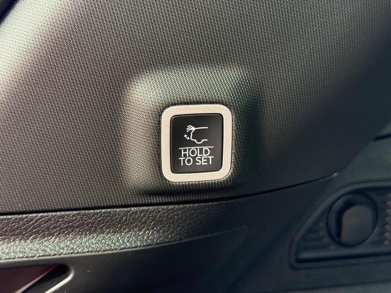 Jeep Grand Cherokee Vehicle Full-screen Gallery Image 8