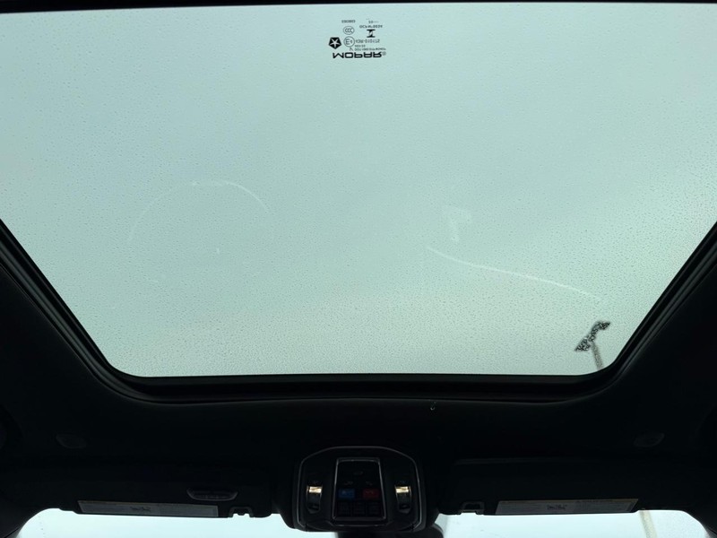 Jeep Grand Cherokee Vehicle Full-screen Gallery Image 14