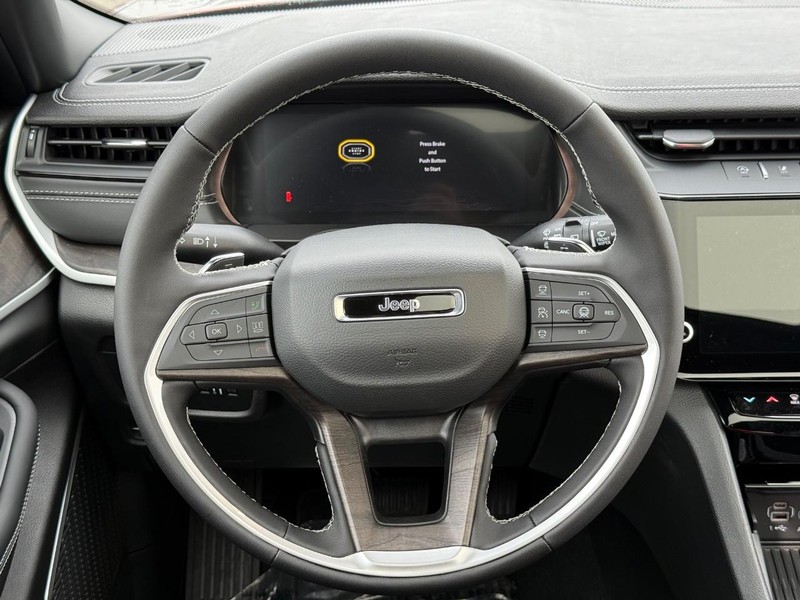 Jeep Grand Cherokee Vehicle Full-screen Gallery Image 16