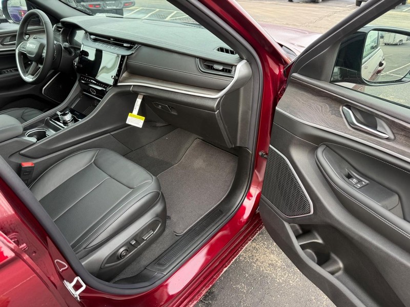 Jeep Grand Cherokee Vehicle Full-screen Gallery Image 17