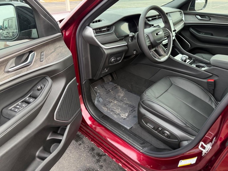 Jeep Grand Cherokee Vehicle Full-screen Gallery Image 19