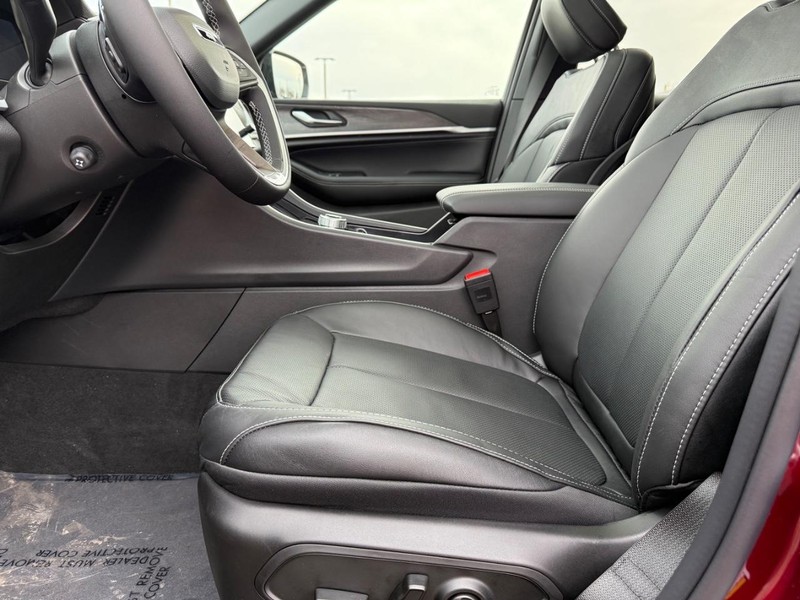 Jeep Grand Cherokee Vehicle Full-screen Gallery Image 20