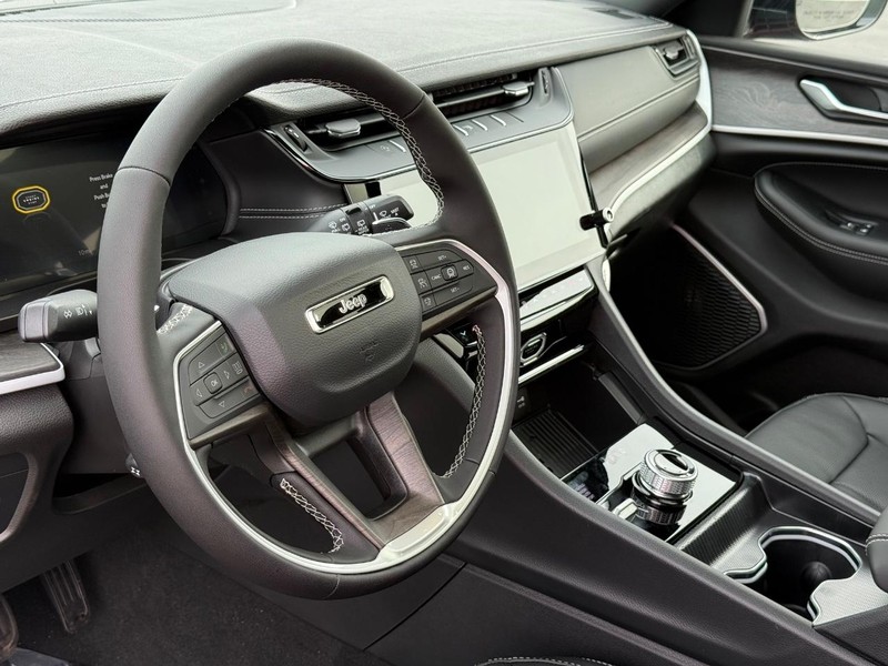 Jeep Grand Cherokee Vehicle Full-screen Gallery Image 21