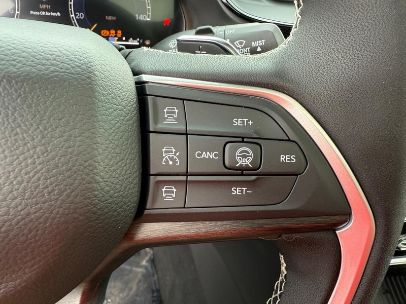 Jeep Grand Cherokee Vehicle Full-screen Gallery Image 23