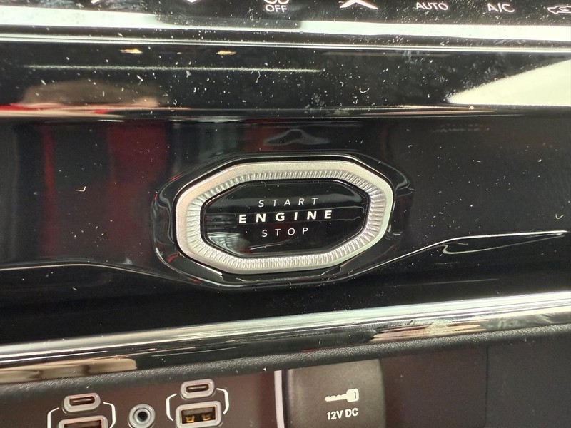 Jeep Grand Cherokee Vehicle Full-screen Gallery Image 24