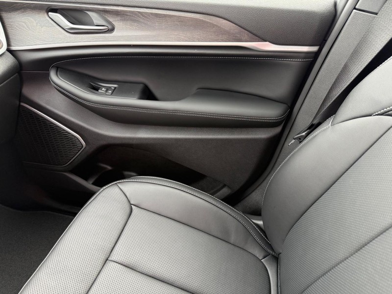 Jeep Grand Cherokee Vehicle Full-screen Gallery Image 28