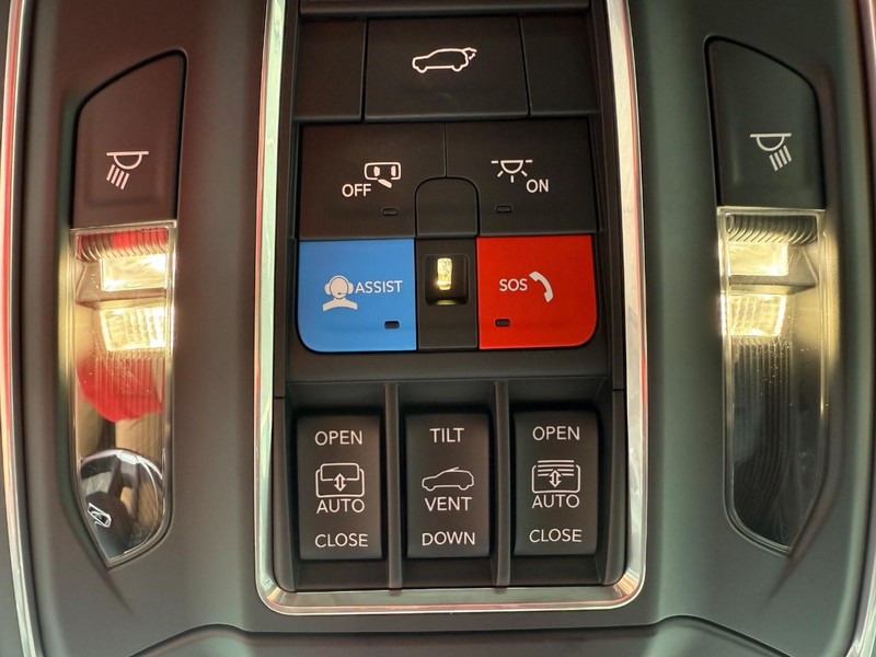 Jeep Grand Cherokee Vehicle Full-screen Gallery Image 29