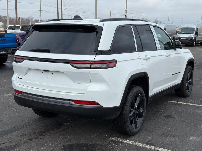 Jeep Grand Cherokee Vehicle Full-screen Gallery Image 3