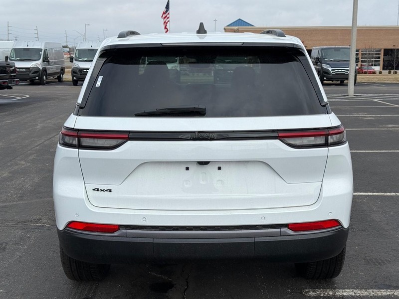 Jeep Grand Cherokee Vehicle Full-screen Gallery Image 4