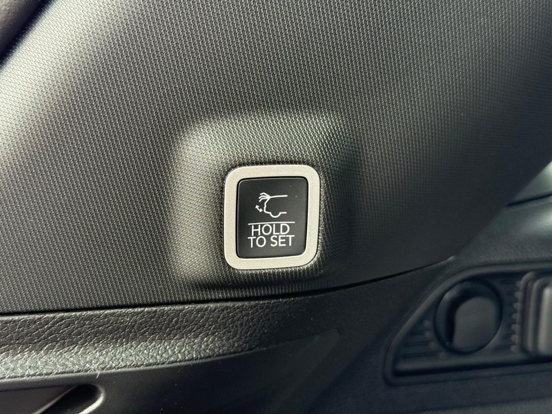 Jeep Grand Cherokee Vehicle Full-screen Gallery Image 8