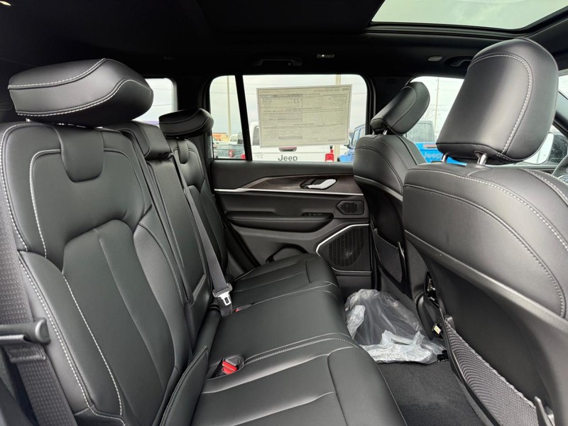 Jeep Grand Cherokee Vehicle Full-screen Gallery Image 12