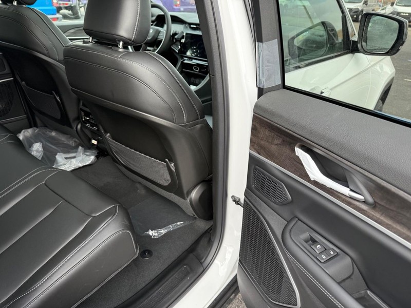 Jeep Grand Cherokee Vehicle Full-screen Gallery Image 13