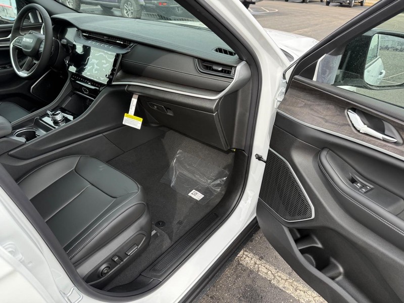 Jeep Grand Cherokee Vehicle Full-screen Gallery Image 17