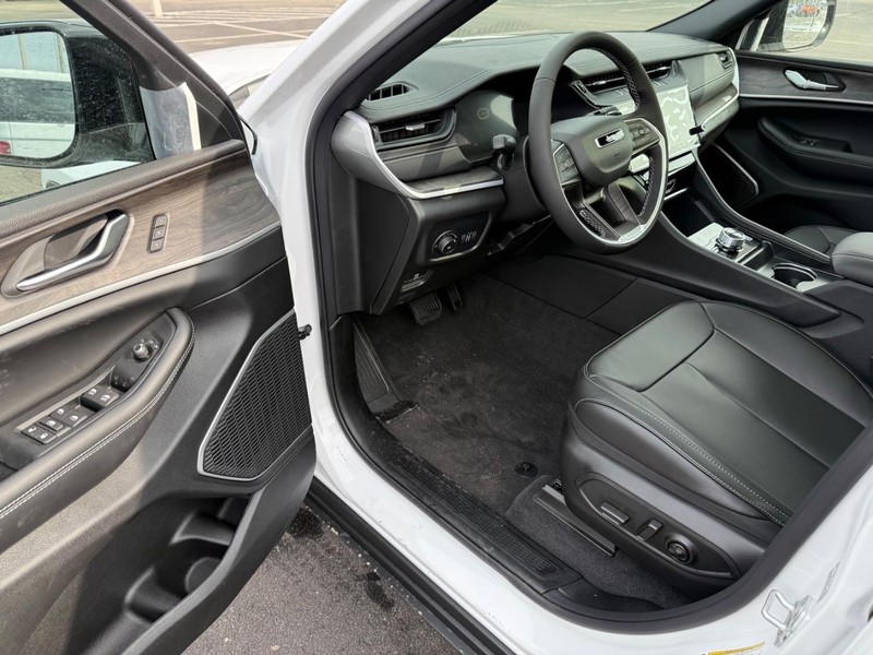 Jeep Grand Cherokee Vehicle Full-screen Gallery Image 19