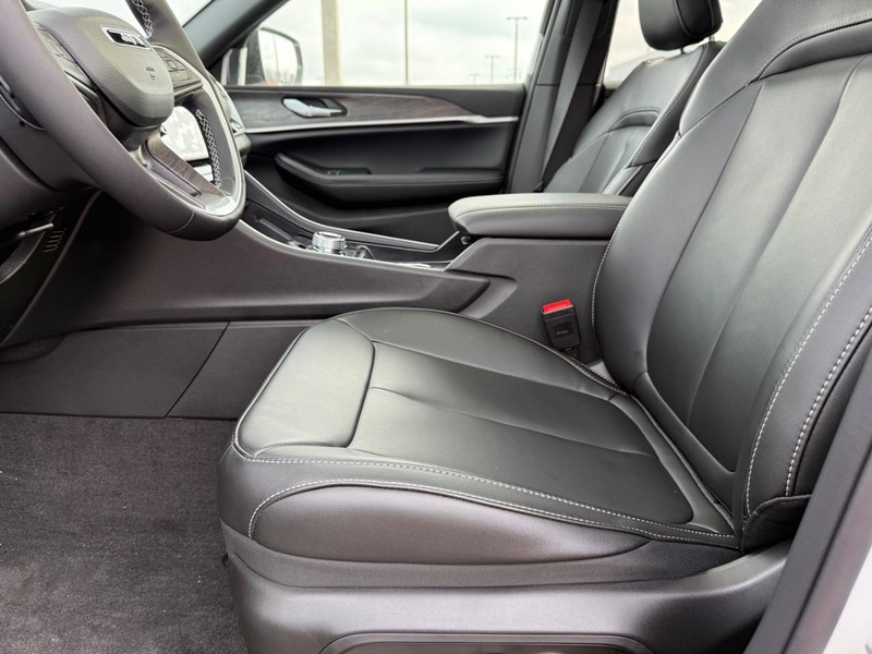 Jeep Grand Cherokee Vehicle Full-screen Gallery Image 20