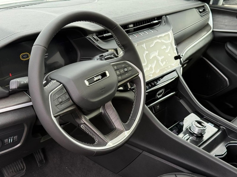 Jeep Grand Cherokee Vehicle Full-screen Gallery Image 21