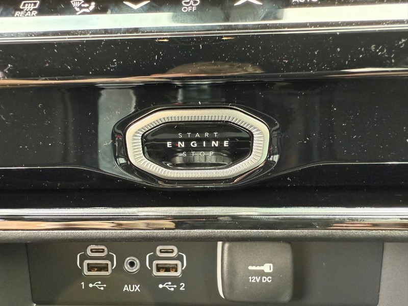 Jeep Grand Cherokee Vehicle Full-screen Gallery Image 24