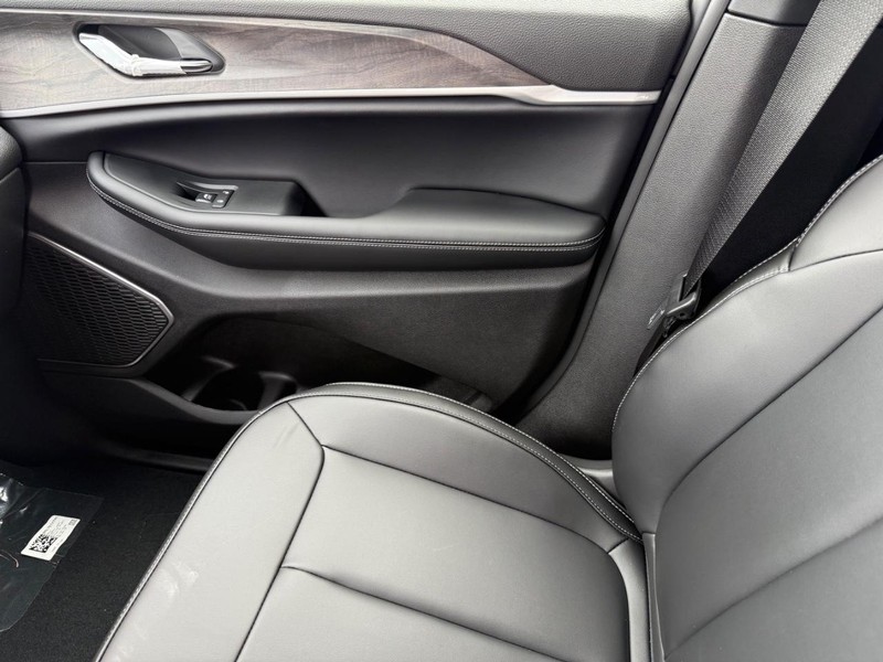 Jeep Grand Cherokee Vehicle Full-screen Gallery Image 28