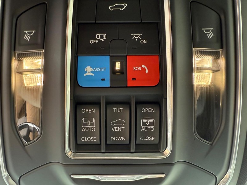 Jeep Grand Cherokee Vehicle Full-screen Gallery Image 29