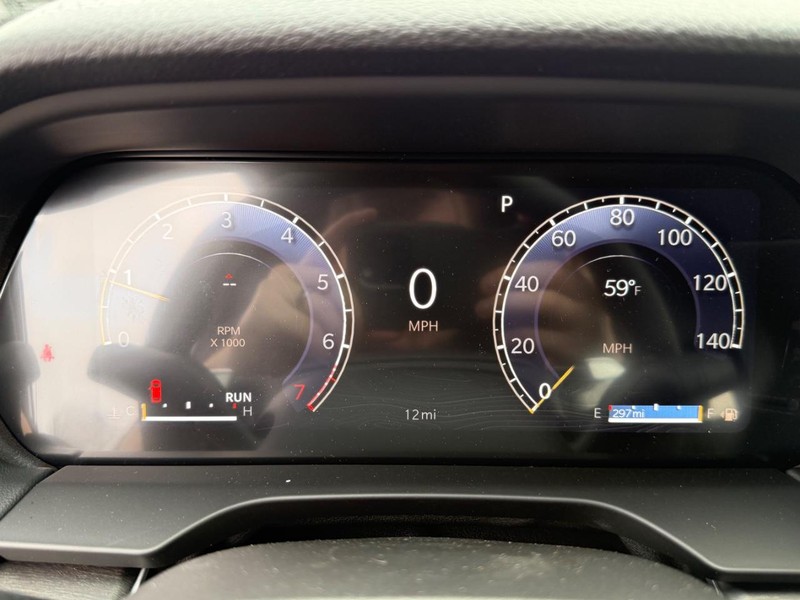 Jeep Grand Cherokee Vehicle Full-screen Gallery Image 30