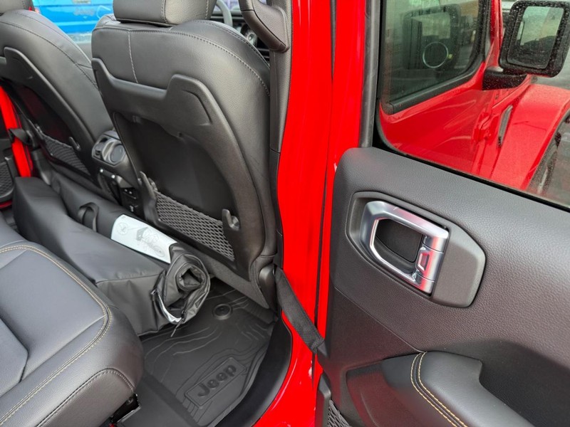 Jeep Wrangler Vehicle Full-screen Gallery Image 12