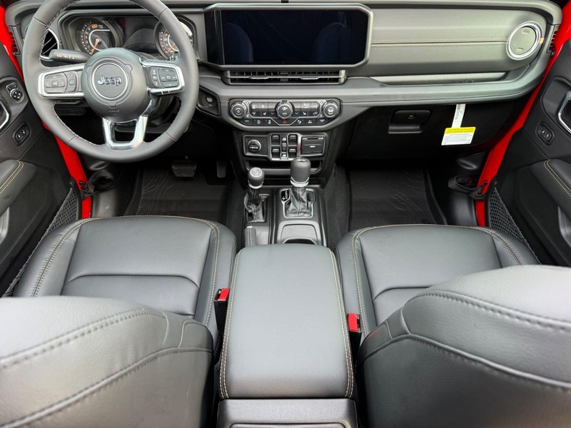 Jeep Wrangler Vehicle Full-screen Gallery Image 14