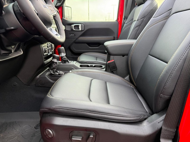 Jeep Wrangler Vehicle Full-screen Gallery Image 19