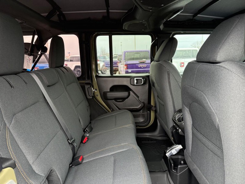 Jeep Wrangler Vehicle Full-screen Gallery Image 11