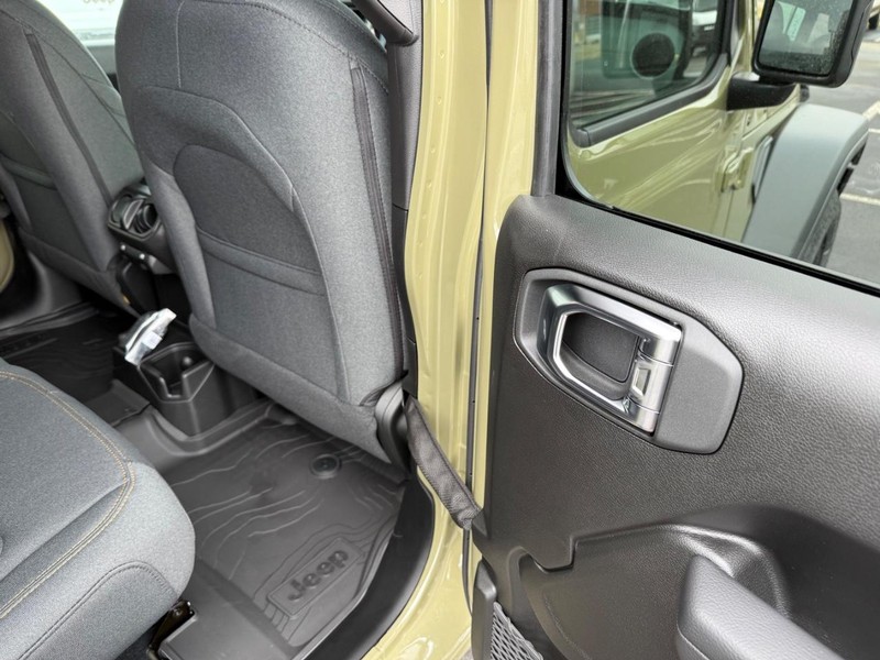 Jeep Wrangler Vehicle Full-screen Gallery Image 12