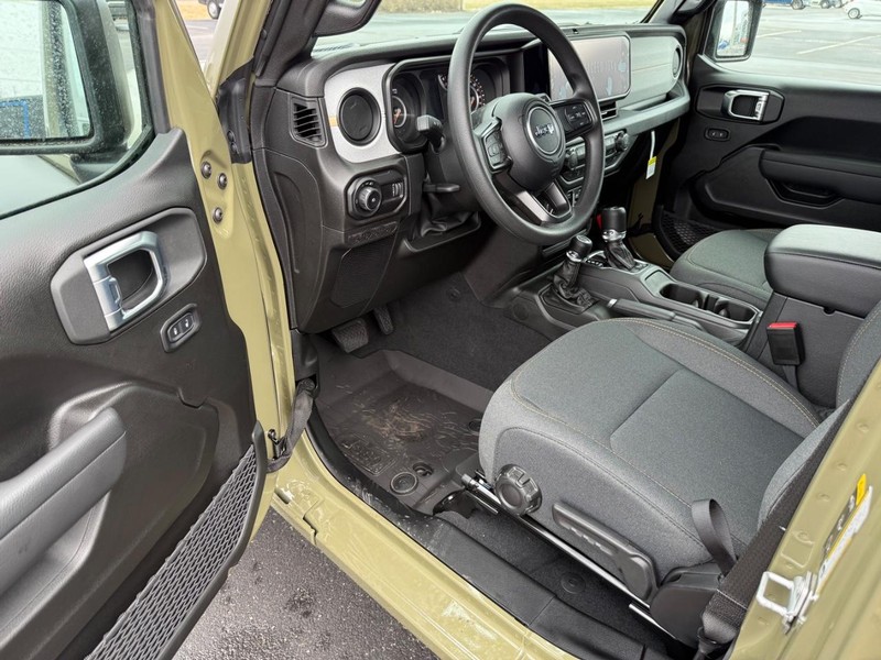 Jeep Wrangler Vehicle Full-screen Gallery Image 17