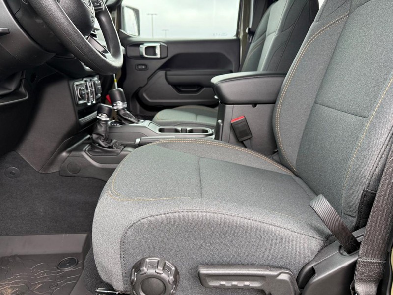 Jeep Wrangler Vehicle Full-screen Gallery Image 18