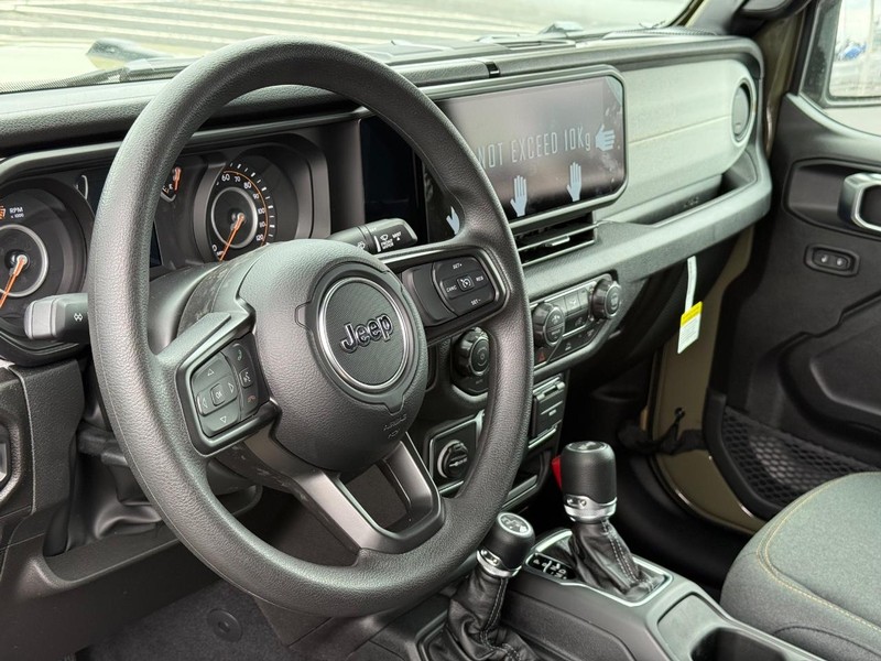 Jeep Wrangler Vehicle Full-screen Gallery Image 19