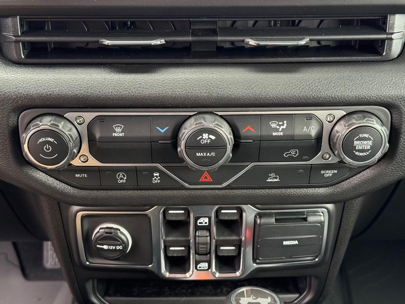 Jeep Wrangler Vehicle Full-screen Gallery Image 25