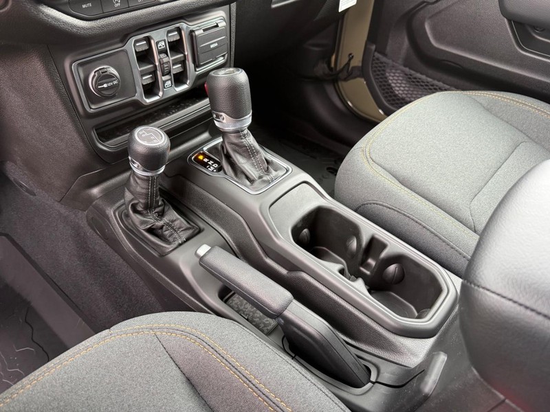 Jeep Wrangler Vehicle Full-screen Gallery Image 26