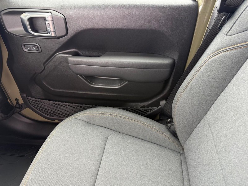 Jeep Wrangler Vehicle Full-screen Gallery Image 27