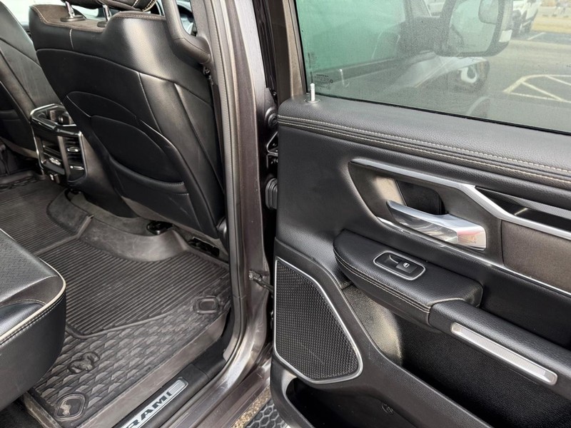 Ram 1500 Vehicle Full-screen Gallery Image 12