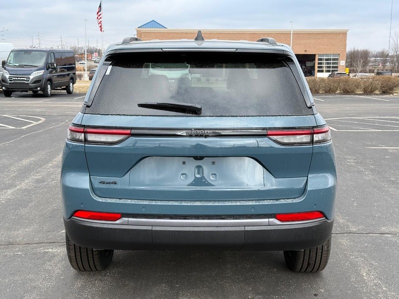 Jeep Grand Cherokee Vehicle Full-screen Gallery Image 4