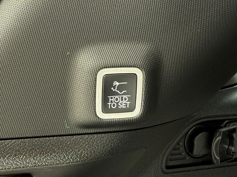 Jeep Grand Cherokee Vehicle Full-screen Gallery Image 8