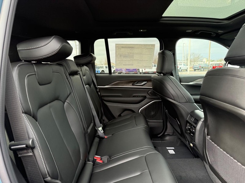 Jeep Grand Cherokee Vehicle Full-screen Gallery Image 12