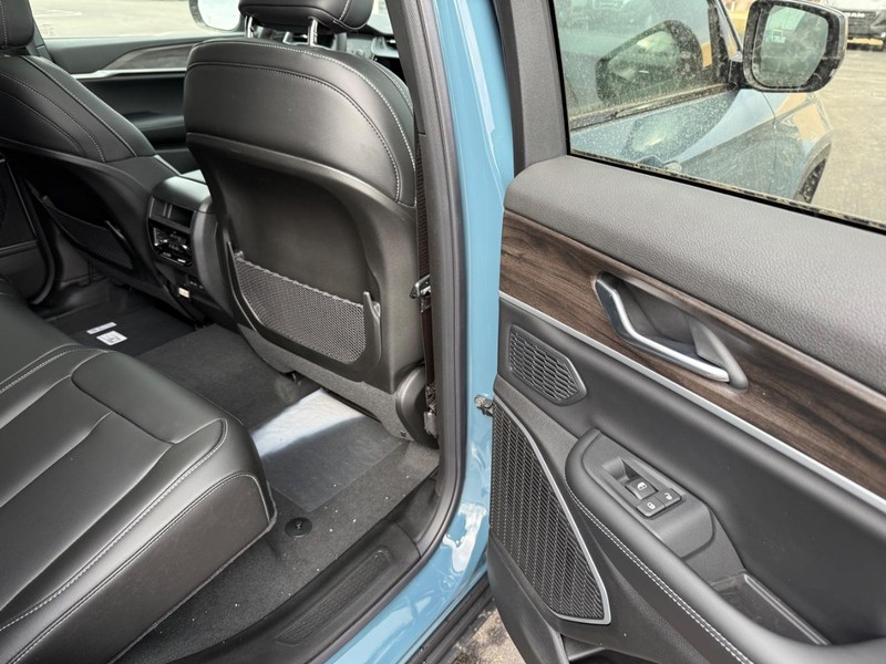 Jeep Grand Cherokee Vehicle Full-screen Gallery Image 13