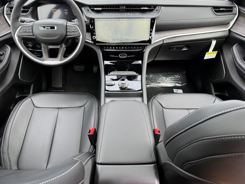 Jeep Grand Cherokee Vehicle Full-screen Gallery Image 15