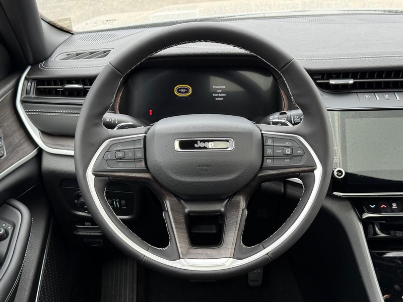 Jeep Grand Cherokee Vehicle Full-screen Gallery Image 16