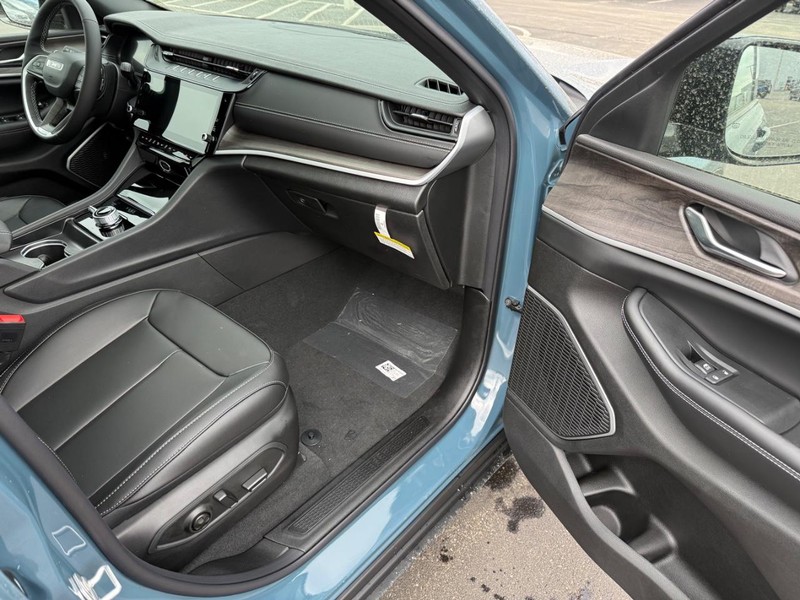 Jeep Grand Cherokee Vehicle Full-screen Gallery Image 17