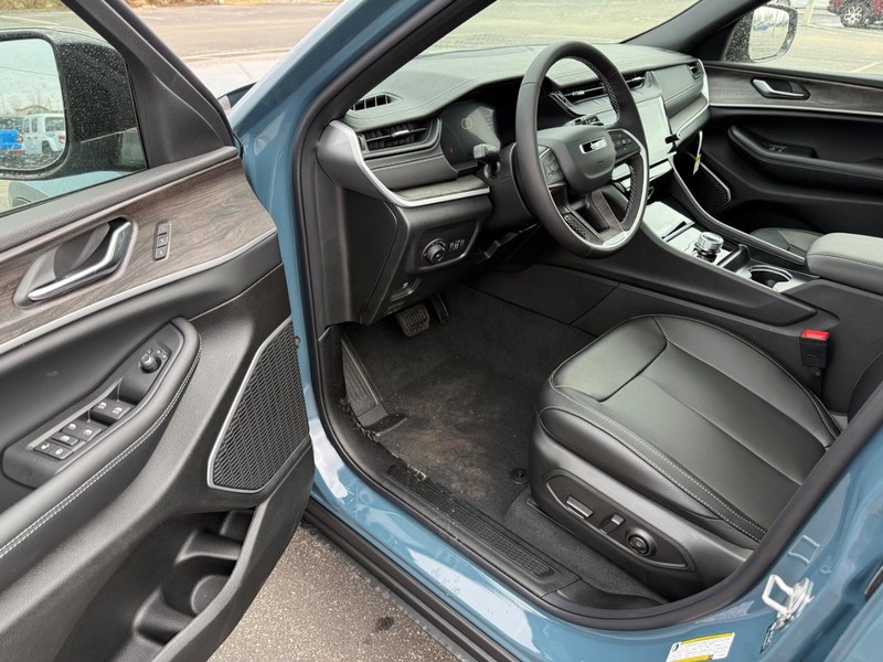 Jeep Grand Cherokee Vehicle Full-screen Gallery Image 19