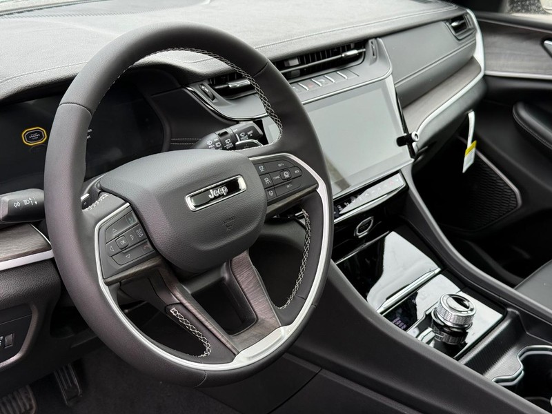 Jeep Grand Cherokee Vehicle Full-screen Gallery Image 21