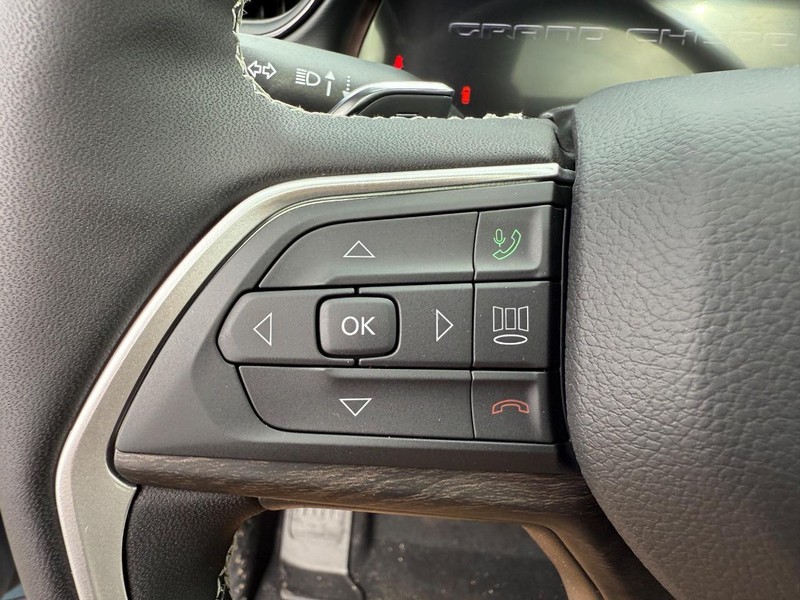 Jeep Grand Cherokee Vehicle Full-screen Gallery Image 22